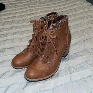 Women’s White Mountain brown leather block heel booty, size 6.5M